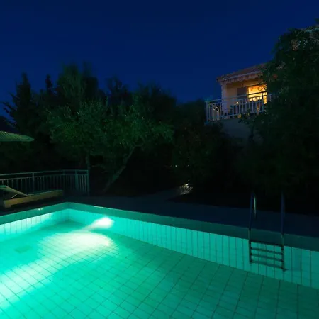 Sleeps 2 Pool Air Con Wifi Villa