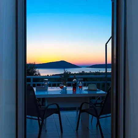 Sleeps 2 Pool Air Con Wifi Gialova